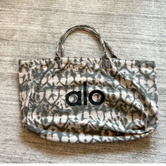ALO Yoga Handbags - Alo Yoga Shopper Tote